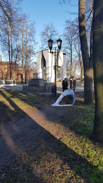 В преддверии великого праздника Дня Победы, воспитанники военно-патриотического отряда «ОВОД» под руководством Алексея Кузина провели субботник у мемориала «Вечный огонь».