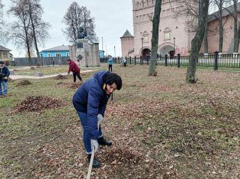 Сотрудники Центра культуры и досуга приняли активное участие в субботнике